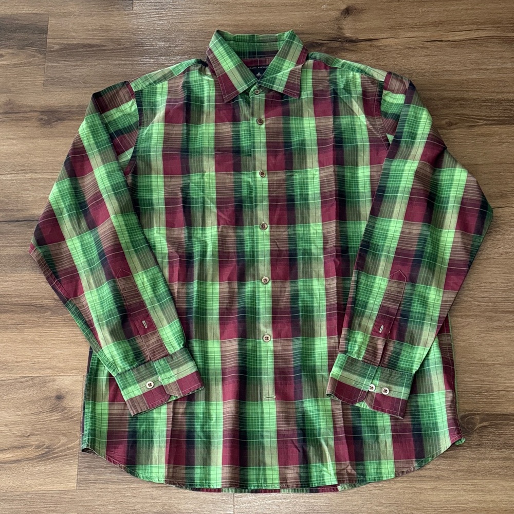 Men's Banana Republic Green and Red Plaid Button Down Shirt. Size M